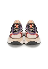 Helle beige Sneaker mit Mesh-Gewebe, lila und roten Akzenten, schwarzen Schnürsenkeln und einer dicken weißen Sohle. Verfügt über strukturierte Überzüge und Branding.