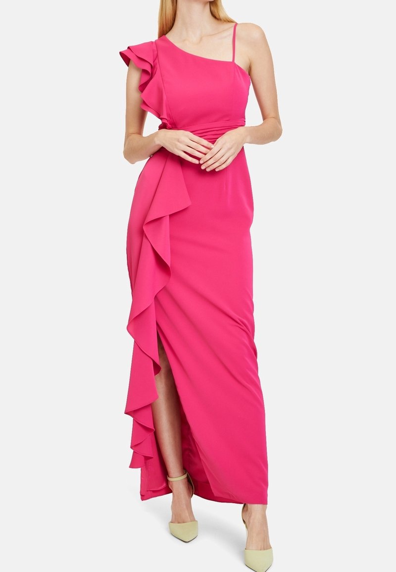 Różowa sukienka na jedno ramię z falbanami i bocznym rozcięciem. Wykonana z gładkiej tkaniny, o dopasowanym kroju i subtelnym połysku.