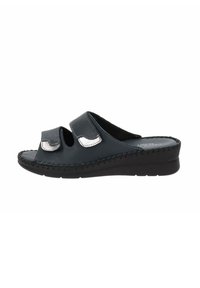 Sandale en cuir noir à glissière avec une surface lisse, deux bandes superposées avec des accents en argent et une semelle texturée pour une meilleure adhérence.
