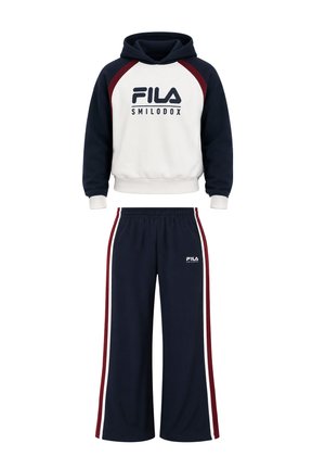 Sweat à capuche blanc et marine avec un détail bordeaux, associé à un pantalon de survêtement large marine avec des bandes latérales blanches et bordeaux et un marquage FILA.