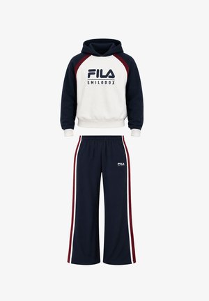 Hvid og marineblå hoodie med burgundy detalje, parret med marineblå vidde trackbukser med hvide og burgundy sidelister og FILA branding.