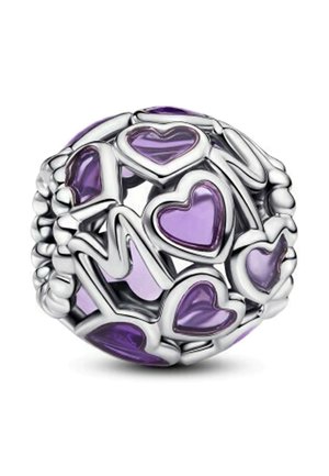 Ciondolo in argento sterling con molteplici elementi a forma di cuore viola e design astratti, che mostra una superficie liscia e una lavorazione intricata.