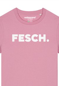 Rosa Baumwoll-T-Shirt mit Rundhalsausschnitt und großem weißen Druck, der "FESCH" aufweist. Zentrales Design, kurze Ärmel, glatte Textur.