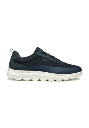 Chaussures de sport en tissu bleu marine avec une tige en maille texturée, dotées d'une semelle blanche amortie, d'une languette de tirage et d'un système de laçage.