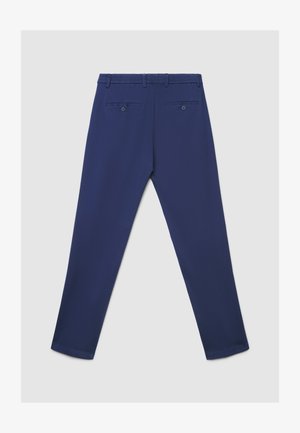Pantaloni blu navy con tessuto liscio, vita elasticizzata e due tasche posteriori con chiusura a bottone. Design su misura con gamba affusolata.