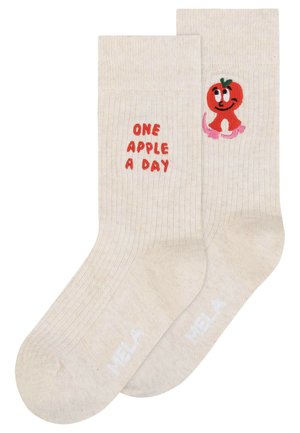 Gebroken-witte geribbelde sokken met rode tekst "ONE APPLE A DAY" op de ene en een glimlachende cartoonappel met roze schoenen op de andere.