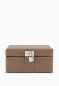 Caja de cuero marrón con una textura suave, cierre plateado y costura blanca. Forma rectangular con una parte superior plana y cierre seguro.