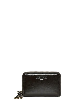 Schwarze glänzende Lederbrieftasche mit Rundum-Reißverschluss und kleinen Metall-Schlüsselringen an der linken Seite.