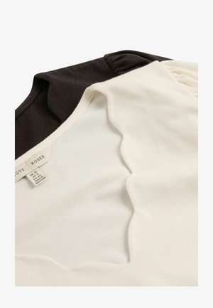 Divi apģērbi pārklājas: viens ir melns ar gludu tekstūru, otrs - off-white ar viļņveida dekoltē. Redzami etiķetes ar izmēriem.