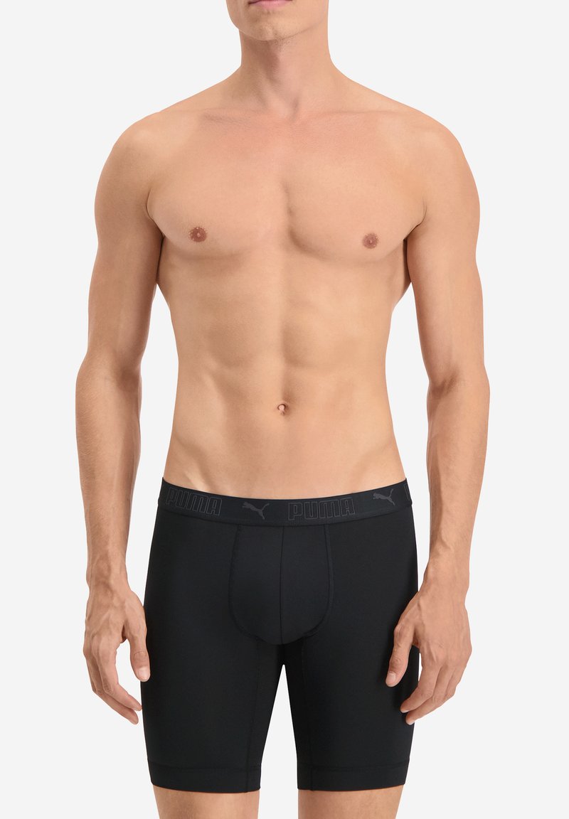 Schwarze Boxershorts für Herren mit bequemer Passform, elastischem Bund mit "PUMA"-Logo, glatter Textur und mittellangem Schnitt.
