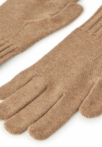 Gants en tricot marron avec une texture lisse, dotés d'un design à cinq doigts, de poignets côtelés et d'une coupe ajustée.