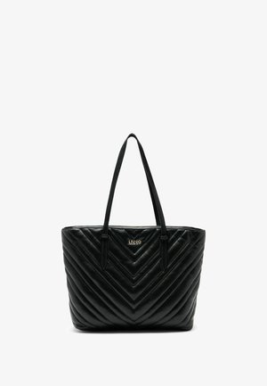 Czarna pikowana torba na ramię z wzorem w jodełkę, wyposażona w dwa paski na ramię oraz złote logo z przodu. Wykonana z teksturowanej sztucznej skóry.