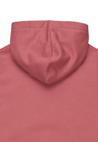 Mikina s kapucí vyrobená z měkké tkaniny v růžově červené barvě, která se pyšní jednoduchým designem a hladkým povrchem, zdůrazňující střih a tvar kapuce.
