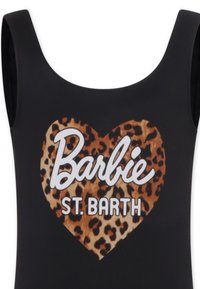 Costume intero nero con grafica a cuore leopardata e la scritta "Barbie" e "ST. BARTH" in bianco. Tessuto liscio, scollatura a giro.