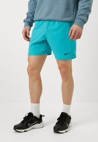 Türkiissinised Nike lühikesed püksid musta logoga, valmistatud kergest materjalist, millel on ühtlane värvivedu ja sleek, sportlik lõige.