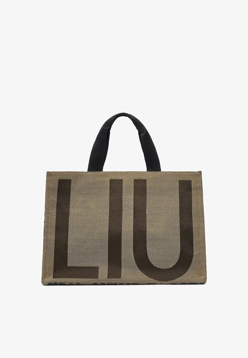 Sac fourre-tout rectangulaire beige et noir avec de grosses lettres noires "LIU" à l'avant et deux courtes poignées en tissu noir.