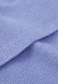 Tela de punto morado claro que muestra un patrón texturizado con puntadas entrelazadas, con una calidad suave y elástica.