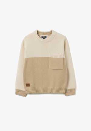 Beiger Strickpullover mit Rundhalsausschnitt, der eine Tasche und ein farblich unterteiltes Design in Creme und hellbraun aufweist. Rippbündchen und -saum.