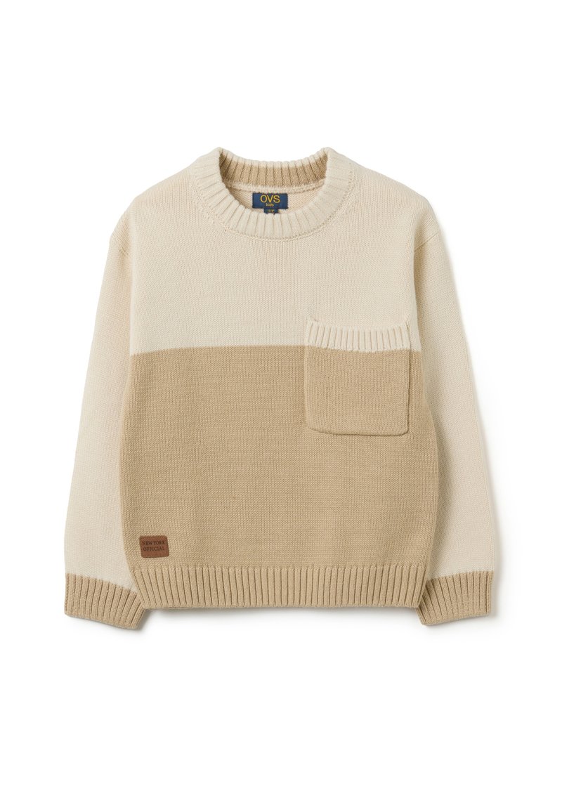 Suéter de punto beige con cuello redondo, que presenta un bolsillo y un diseño bicolor en crema y beige claro. Puños y dobladillo de canalé.