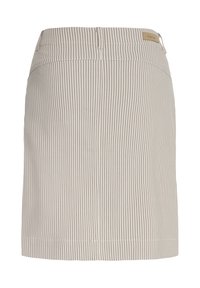 Beige og hvide lodrette stribet nederdel med bæltestropper og et lille rektangulært mærke tæt på linningen.