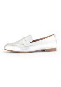 Zilverkleurige metallic loafers met een ronde neus, twee decoratieve banden en een lage, platte bruine hak. Glad oppervlak, minimalistisch ontwerp.