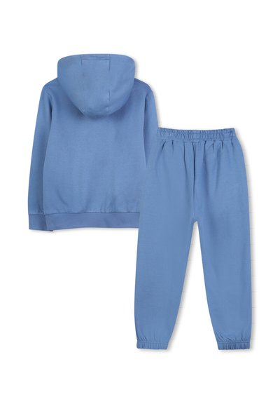 Jasnoniebieski zestaw z kapturem i pasującymi spodniami, wykonany z miękkiego materiału. Hoodie ma sznurek i kieszeń, a spodnie mają elastyczne mankiety i pas.