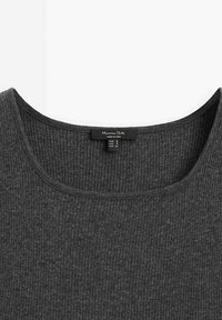 Maglione grigio a coste con scollatura a barca e tessuto testurizzato. L'etichetta del marchio mostra le informazioni relative alla taglia e alle indicazioni di cura, cucita nell'area del collo.