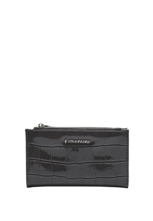 Portefeuille noir en cuir verni avec texture crocodile, doté d'une fermeture éclair et d'un logo argenté embossé sur le devant.