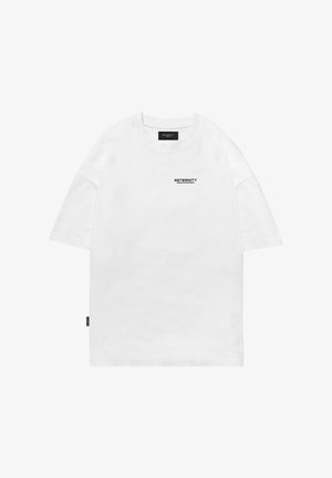 T-shirt en coton blanc avec des manches courtes, col rond, et logo texte noir "RETERNITY" sur le côté supérieur gauche de la poitrine. Design simple, sans motifs.