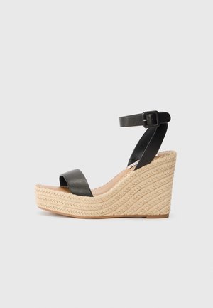 Sorte læder wedge sandaler med ankelrem og en vævet jute platform. Har en glat overflade og åbent tådesign.