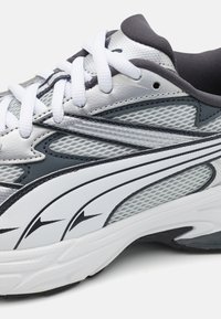 Puma MORPHIC - Cestná bežecká obuv - glacial gray/white/strong gray