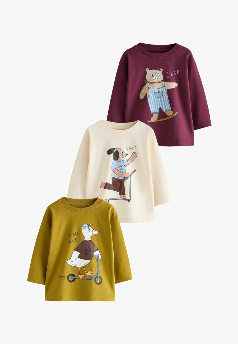 Tres camisetas infantiles de manga larga con animales de dibujos animados: oso en patinete, perro en scooter y pato en scooter con palabras de sonido.