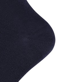 Dunkelblauer Socke mit einer glatten, strukturierten Oberfläche und einer enganliegenden Form, die eine verstärkte Ferse und ein nahtloses Zehen-Design aufweist.