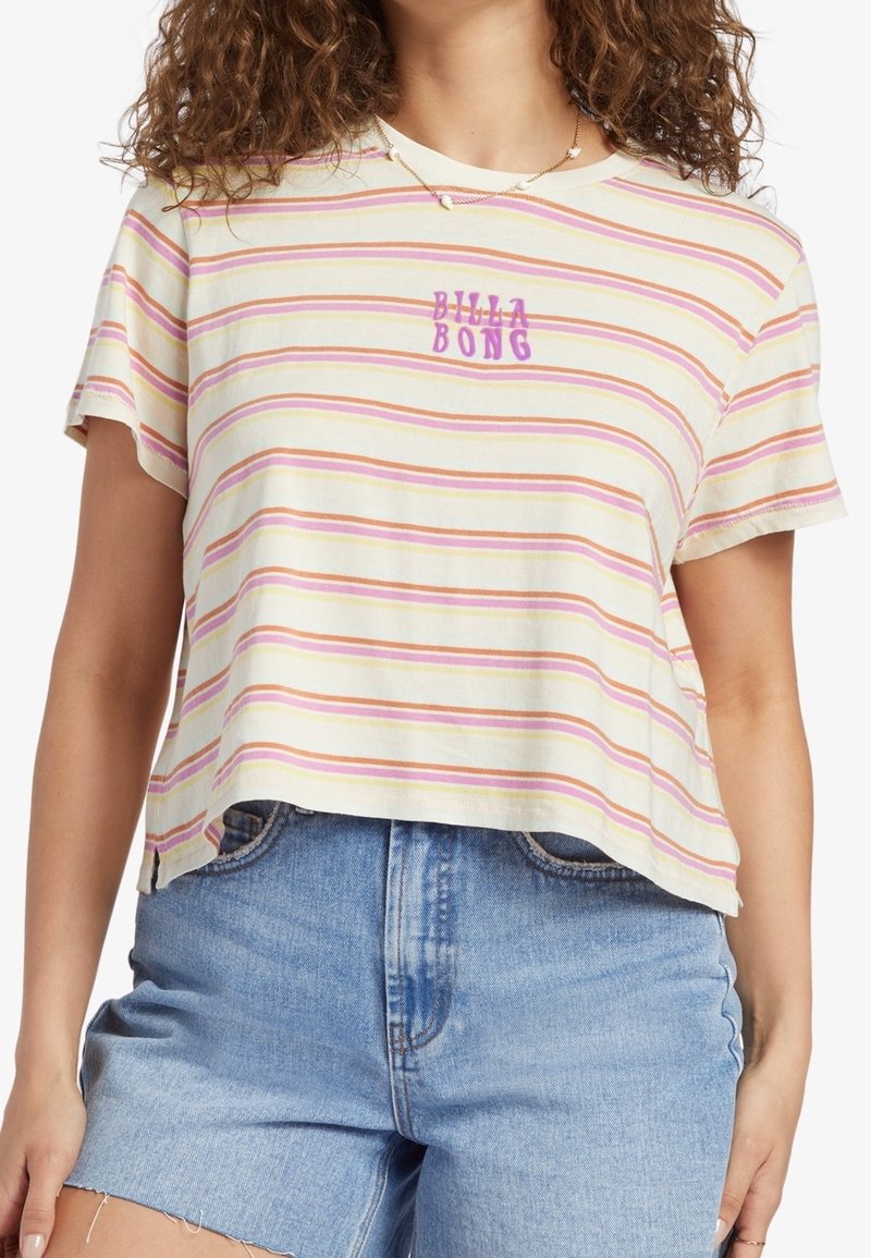 Camiseta de manga corta a rayas en color crema, con rayas en rosa y naranja y un logo morado de "BILLA BONG" en el centro. Diseño cropped.