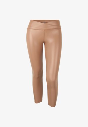 Leggings de cuero sintético color canela con textura suave, cintura alta y diseño ceñido que se estrecha en el tobillo.