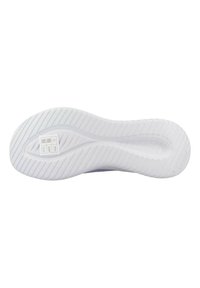 Suola delle scarpe in gomma bianca, caratterizzata da un motivo del battistrada ondulato e dettagli di rinforzo vicino al tallone. Sono presenti etichette con le istruzioni per la manutenzione.