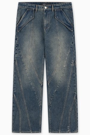 Pantaloni in denim a gamba larga caratterizzati da un colore blu sbiadito, motivi di cucitura diagonali, due profonde tasche frontali e accenti metallici sui lati.
