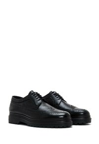 Zwarte leren brogue schoenen met gedetailleerde perforaties, vetersluiting en robuuste rubberen zolen. Gestructureerde afwerking en modern ontwerp.
