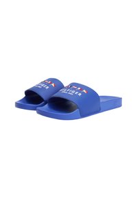 Niebieskie piankowe klapki z otwartym noskiem, z logo "Hilfiger" i akcentami flagi na pasku. Teksturalna wkładka.