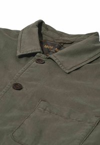 Olive rohelise värvusega nööbitav särk kraega, kahe pruuni nupu ja rinnataskuga valgel taustal.