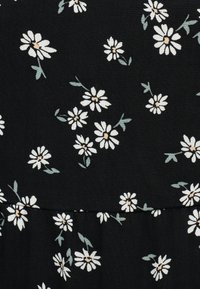 Μαύρο ύφασμα με σκορπισμένα μικρά λευκά άνθη μαργαρίτας με ανοιχτόκίτρινα κέντρα και πράσινα φύλλα.