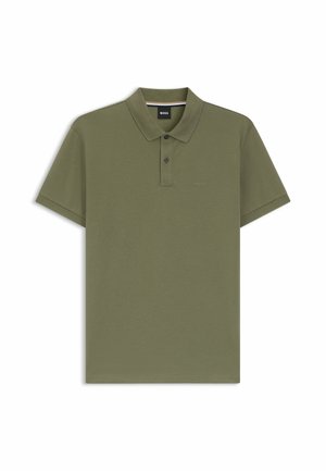 Oliven grønn polo skjorte laget av bomull, med klassisk krage, tre knapper og en subtil logo på brystet. Korte ermer.