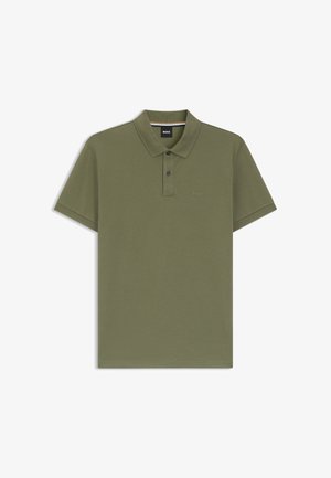 Olíva zöld pólóing, amely pamutból készült, klasszikus gallérral, három gombbal és diszkrét logóval a mellrészen. Rövid ujjak.