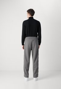 HUGO DISHORTE - Verryttelyhousut - open grey