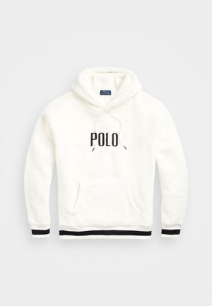 Weißer, flauschiger Hoodie mit Fronttasche, schwarzem "POLO"-Schriftzug auf der Brust, schwarzen gestreiften Bündchen und Saum sowie Kapuze mit Kordelzug.