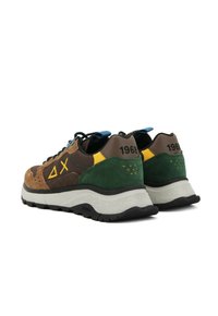 Sneakers in pelle marrone e verde con accenti gialli e blu, caratterizzati da una suola bianca spessa e dal dettaglio "1968" sul tallone.