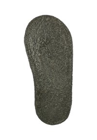Schwarze, strukturierte Innensohle mit abgerundeter Form. Die Oberfläche weist unebene, grobe Muster für einen besseren Halt auf. Das Material wirkt gummiert und ist leicht flexibel.