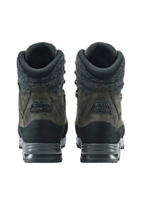 Scarpe da trekking marroni e grigie realizzate in suede e feltro; supporto alto alla caviglia, design con lacci, suole texturizzate e suole in gomma durevoli.