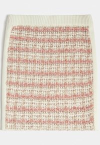 Falda lápiz tejida en crema y rosa claro, con un patrón texturizado de rayas horizontales y una cinturilla acanalada.