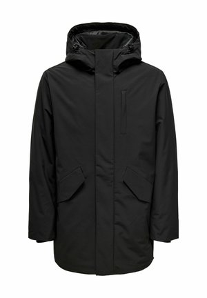 Veste imperméable noire avec capuche, dotée d'une fermeture éclair à l'avant, de deux poches latérales et d'une poche poitrine. Texture lisse, design minimaliste.